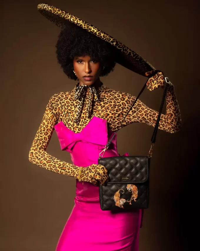 CATWALK CURRENCY MESSENGER SLING BAG CATWALK CURRENCY MESSENGER SLING BAG