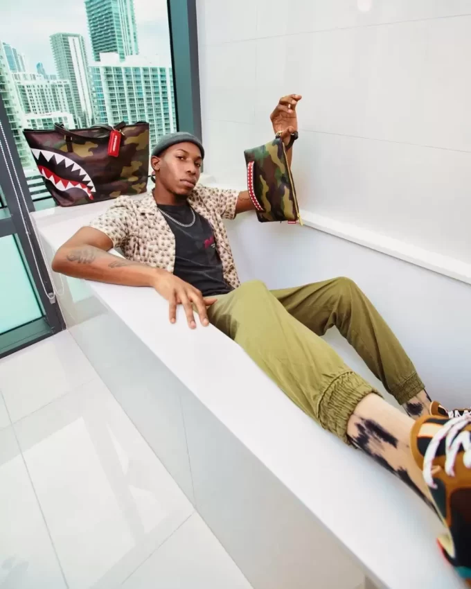 CHECKS IN CAMOFLAUGE TOTE CHECKS IN CAMOFLAUGE TOTE