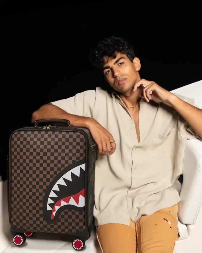 EXTERIOR GOLD ZIP POCKET SHARKS IN PARIS JETSETTER CARRY-ON LUGGAGE EXTERIOR GOLD ZIP POCKET SHARKS IN PARIS JETSETTER CARRY-ON LUGGAGE