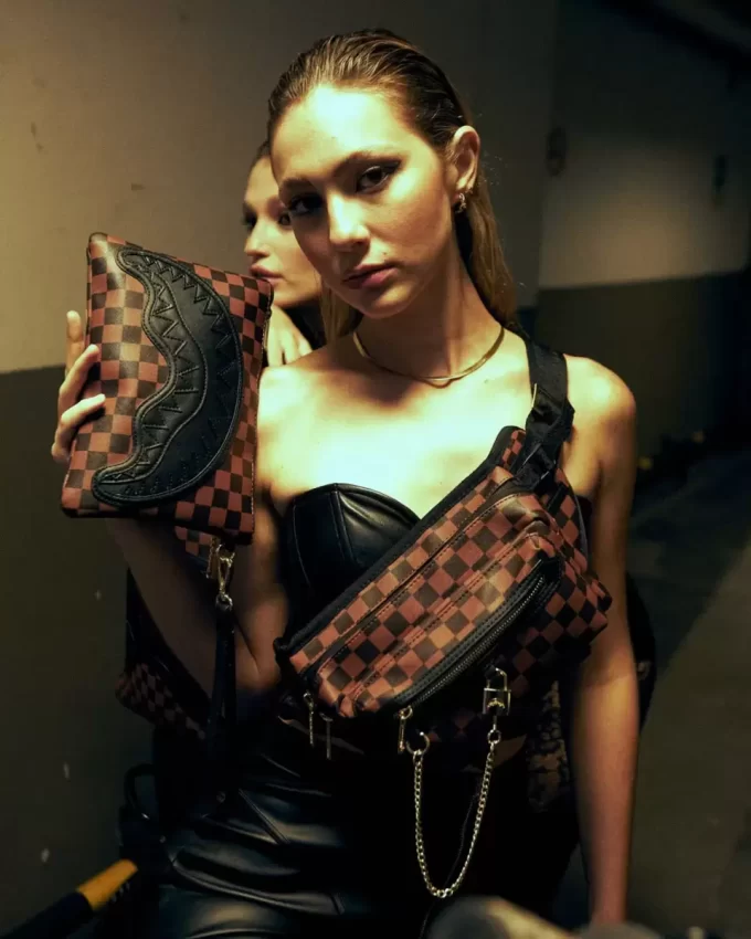 HENNY LOCK SHARKS IN PARIS CROSSOVER CLUTCH HENNY LOCK SHARKS IN PARIS CROSSOVER CLUTCH