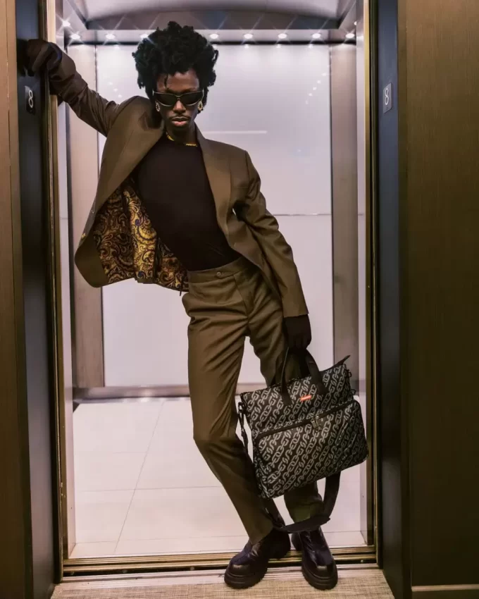 MAGNETIC PULSE TRAVEL BAG