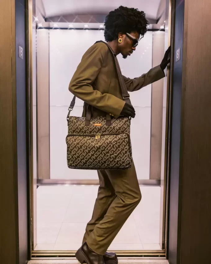 MAGNETIC PULSE TRAVEL BAG