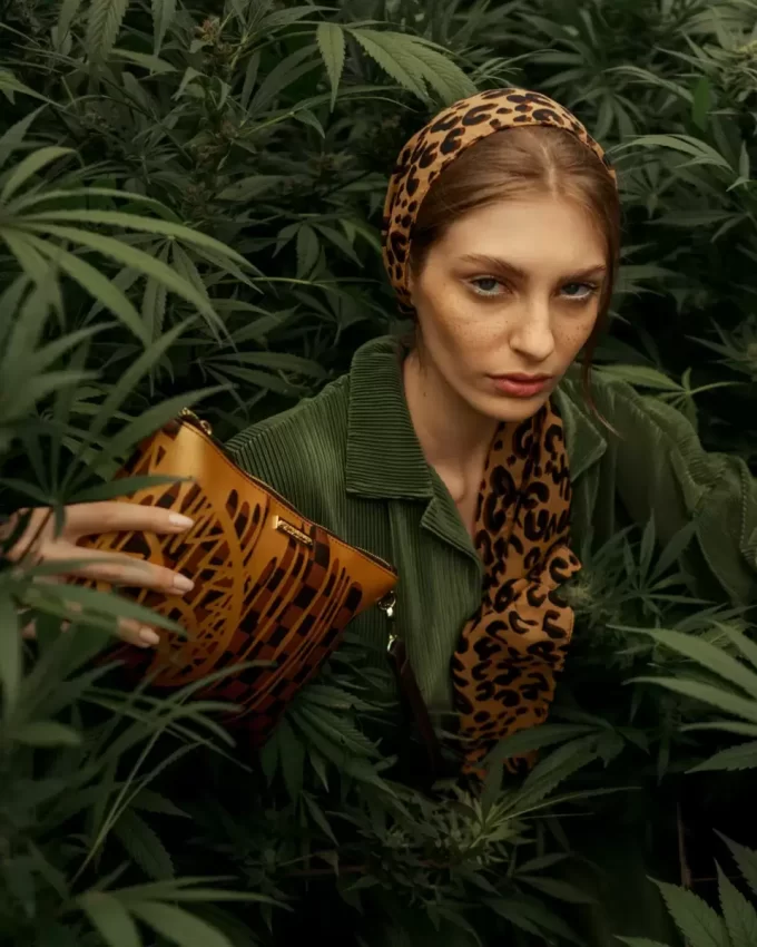 PARIS PAINT CROSSOVER CLUTCH