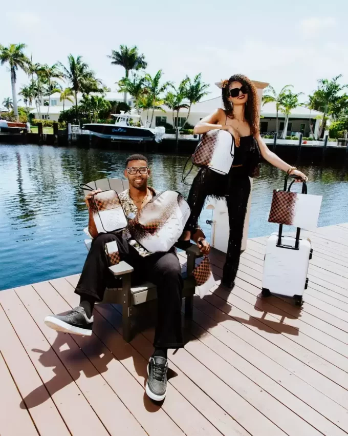 SPRAYSHARKS WORLDWIDE CROSSOVER CLUTCH W/ SHOULDER STRAP